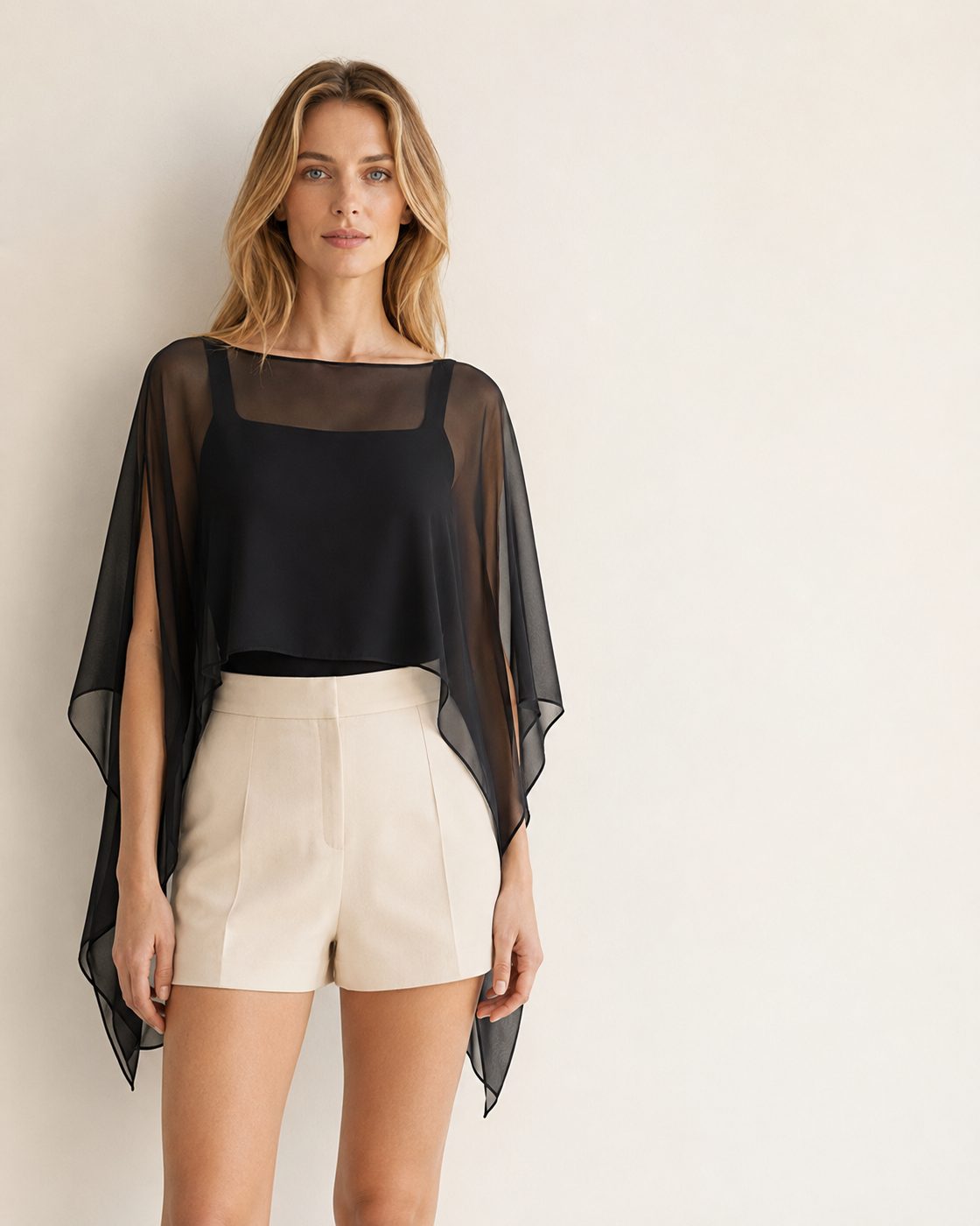 Blusa capa poncho Aura usada sobre uma regata preta