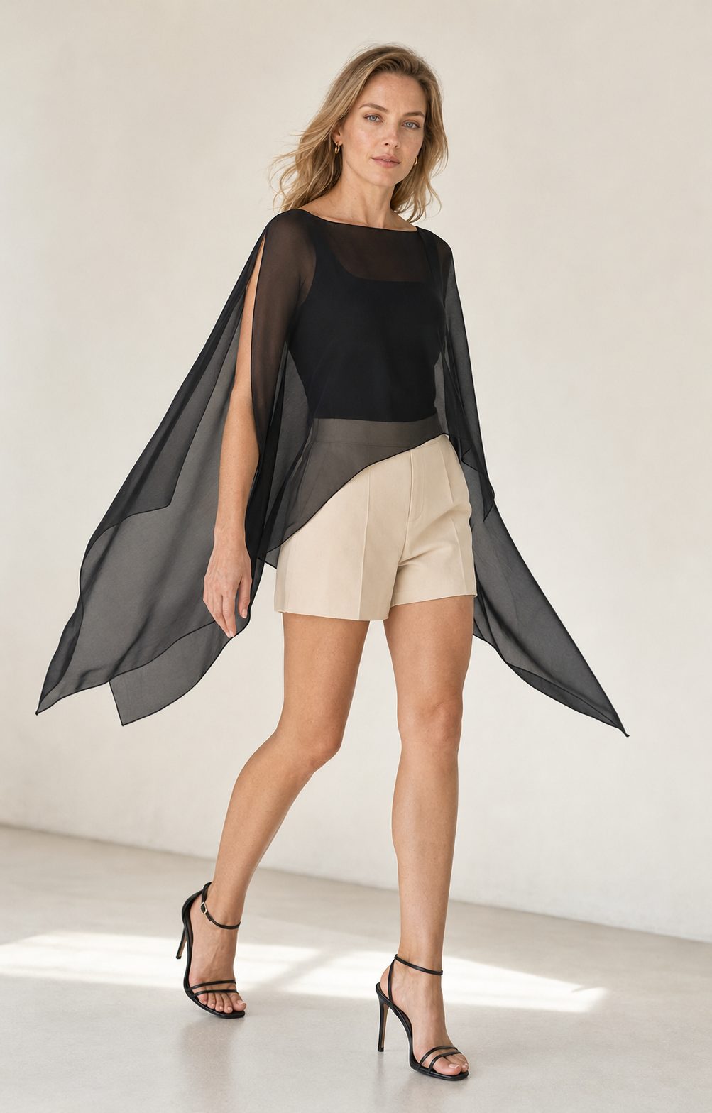 Blusa capa poncho Aura em movimento